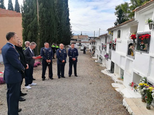 Flores a los soldados que se encuentran en nichos de la Base Aérea de Alcantarilla en el Cementerio Municipal