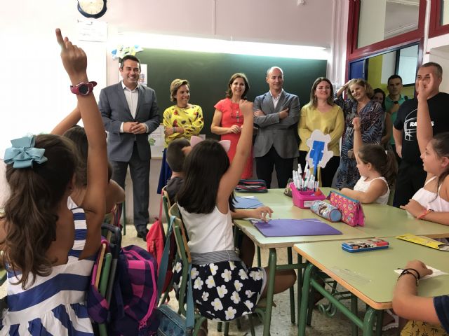 Martínez-Cachá visita el colegio Jacinto Benavente de Alcantarilla con motivo del inicio escolar