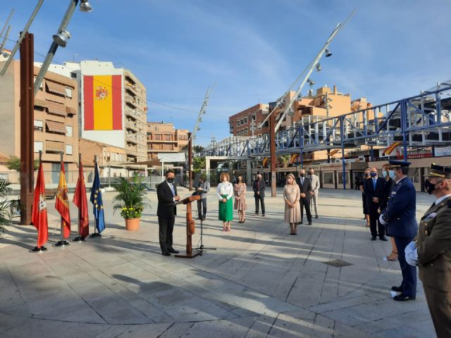 Alcantarilla rinde un sencillo homenaje a la Bandera de España