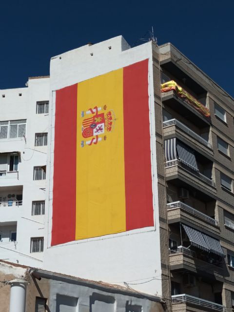 Comienza la instalación de banderas de España en Alcantarilla para celebrar el Día de la Fiesta Nacional