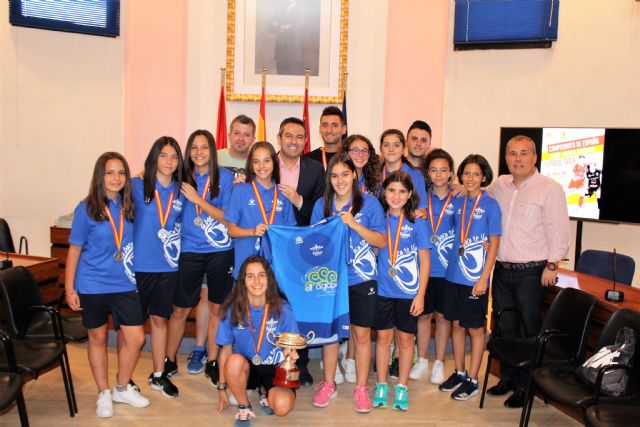 El alcalde recibe a las subcampeonas de España de fútbol sala, el equipo infantil de El Ágape Futsal Alcantarilla