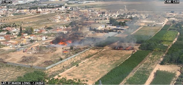 Servicios de emergencias intervienen en un incendio en Alcantarilla