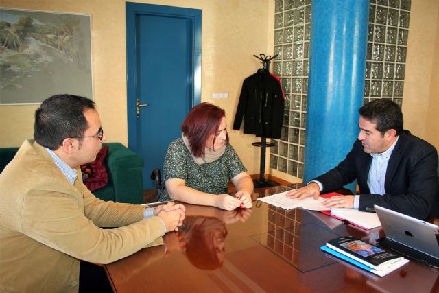 El alcalde de Alcantarilla y la presidenta de la Asociación 'Sin Barreras', se reúnen para lograr un punto de equilibrio en el desarrollo de la nueva ordenanza para la emisión y uso de tarjetas de estacionamiento para personas con discapacidad