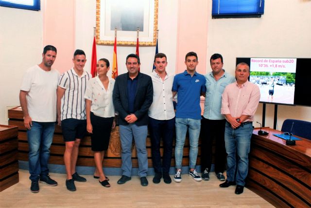 El alcalde de Alcantarilla recibe en el Ayuntamiento a los tres atletas del Nutribán Sociedad Atlética que durante estos últimos meses consiguieron campeonatos y record nacionales y regionales de atletismo