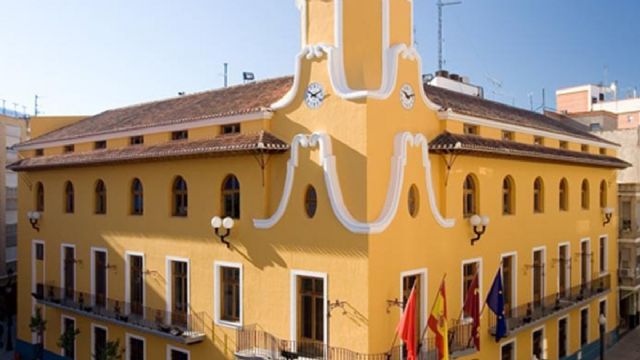 VOX Alcantarilla critica que sigan sin repararse las cubiertas de los pabellones deportivos