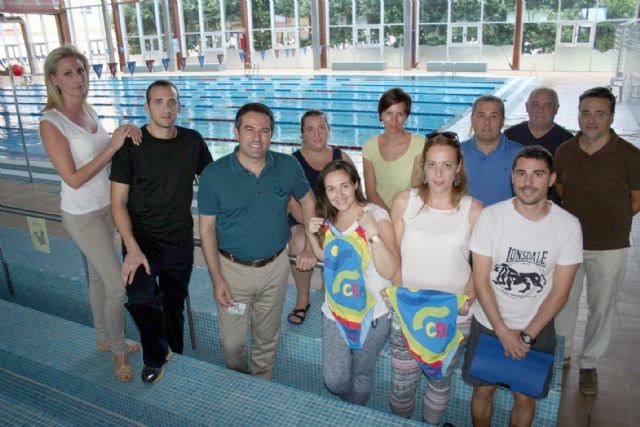 El Alcalde de Alcantarilla visita las instalaciones de la Piscina Municipal Cubierta y entrega nuevo material deportivo a los monitores-socorristas