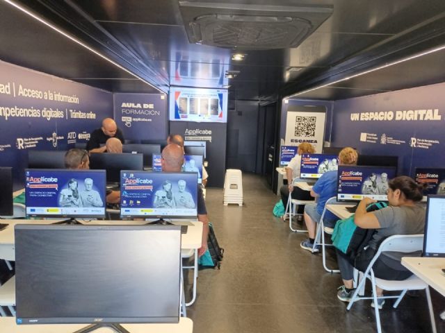 El aula itinerante ´Applícate´ imparte formación digital gratuita hasta el viernes en el Recinto de Fiestas