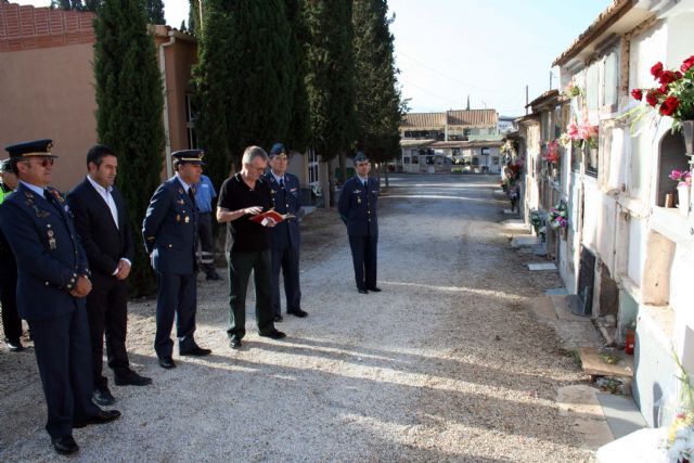 Flores a los soldados que se encuentran en nichos de la Base Aérea de Alcantarilla en nuestro Cementerio