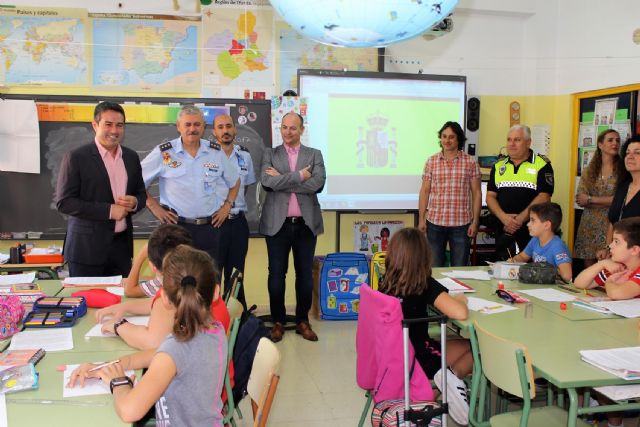 El coronel jefe de la Base Aérea de Alcantarilla y el alcalde visitan dos de los centros que participan en la II Muestra de trabajos: '12 de octubre. La Fiesta de mi País'