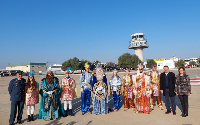 Los Reyes Magos llegan a la Base Aérea de Alcantarilla y reciben las cartas de los niños en la plaza Adolfo Suárez