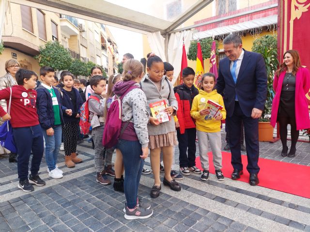 Alcantarilla rinde homenaje a la Constitución Española con una lectura de artículos con alumnos de Infantil y Primaria