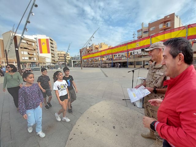 Los escolares de Alcantarilla participan con sus dibujos en los actos de homenaje a la Bandera y a la Fiesta Nacional