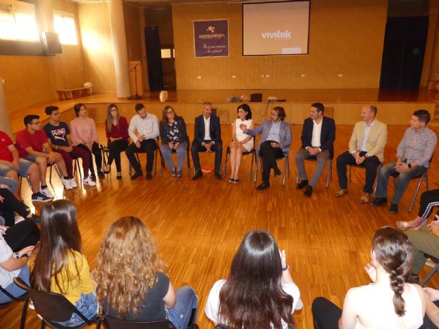 El consejero de Presidencia visita el colegio Samaniego de Alcantarilla, premiado en el concurso Euroscola