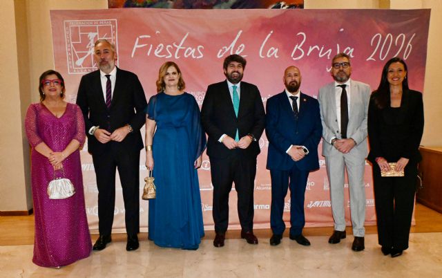 López Miras ensalza la 'alegría y felicidad' de las Fiestas de Alcantarilla durante la gala de nombramiento del ´Brujo del Año 2026´