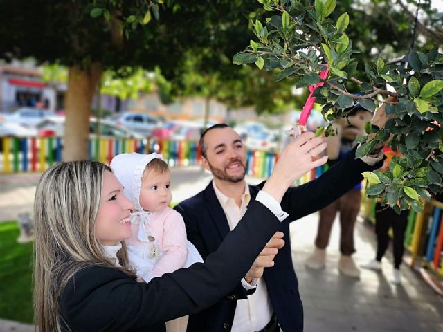 Alcantarilla cuenta desde hoy con su 'Árbol de los Chupetes'