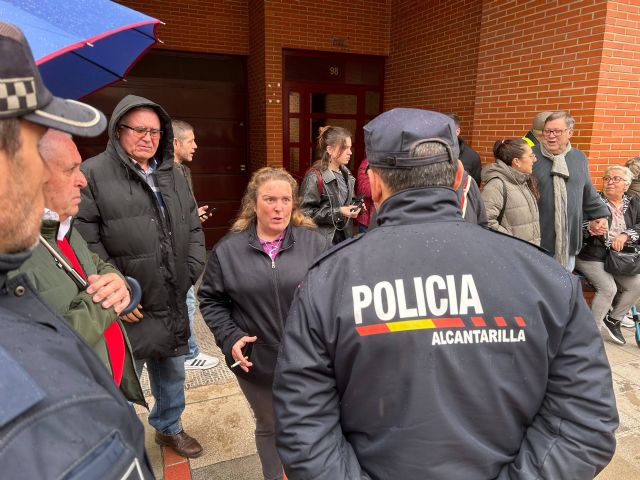 La movilización vecinal frena temporalmente el desahucio de Antonia y su familia en Alcantarilla hasta el 14 de abril