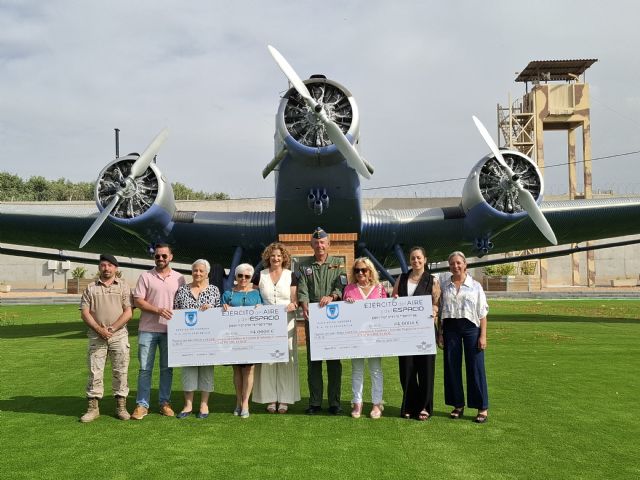 Afade y Afesa, dos de las asociaciones beneficiarias de la Carrera de la Base Aérea de Alcantarilla, reciben sus cheques