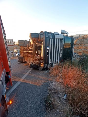 Atendido y trasladado al hospital el conductor de un camión que ha volcado en Alcantarilla