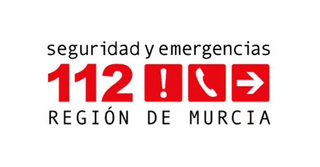 Servicios de emergencia atienden y trasladan a hospital a un hombre tras incendio de vivienda en Alcantarilla