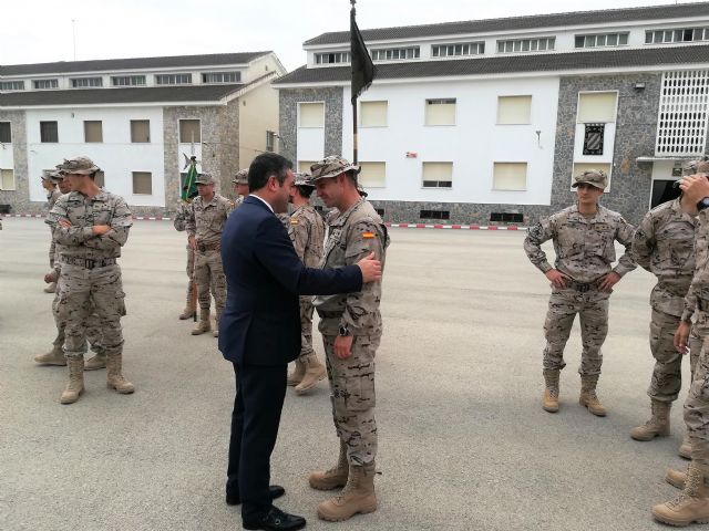 El alcalde de Alcantarilla, Joaquín Buendía, asiste en el Regimiento de Infantería 'Zaragoza' 5 de Paracaidistas, a la despedida del contingente militar español que marcha a Mali