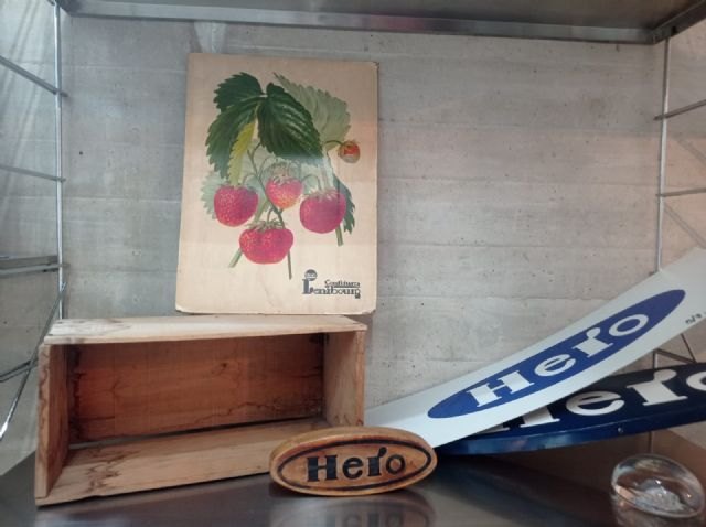 El Ayuntamiento recibe una cesión de objetos antiguos de Hero que pasarán a formar parte del Museo de la Conserva