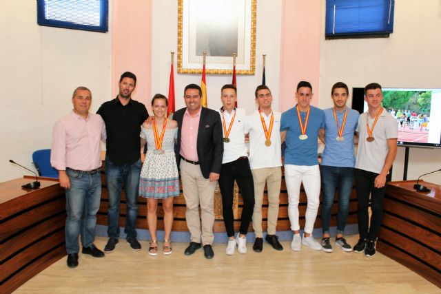 El alcalde recibe a los atletas del club Nutribán Sociedad Atlética Alcantarilla, por los éxitos en los últimos campeonatos de España