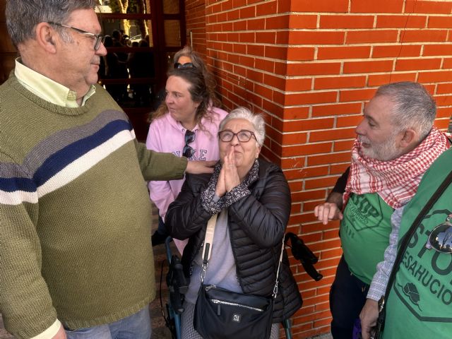 La movilización social logra aplazar el desahucio de Antonia en Alcantarilla hasta septiembre