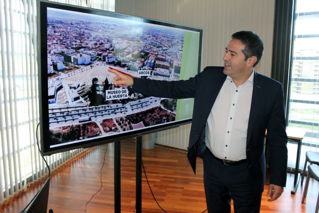 Un anfiteatro con los arcos del acueducto como fondo en las nuevas zonas de cultura y ocio junto al Museo de la Huerta de Alcantarilla