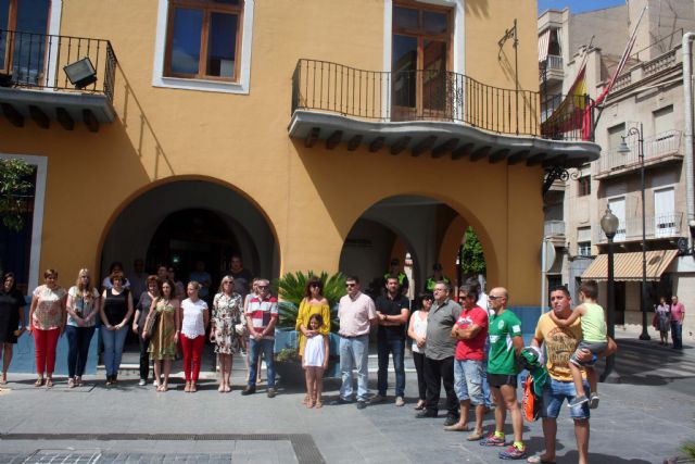 Alcantarilla mostró su condolencia y condena como muestra de dolor y condena de la masacre criminal que se perpetró en la noche de ayer en la ciudad francesa de Niza