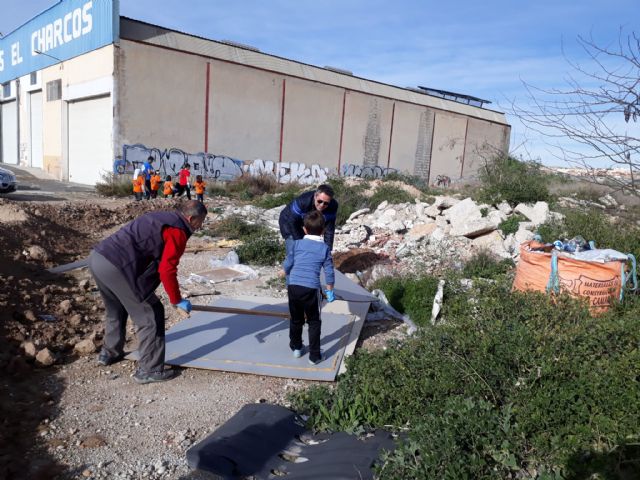 200 personas participan en la campaña de recogida de basura en la naturaleza en parajes de Alcantarilla