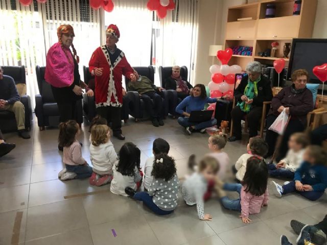 Los usuarios del Centro de Día comparten una jornada intergeneracional con niños de la guardería municipal