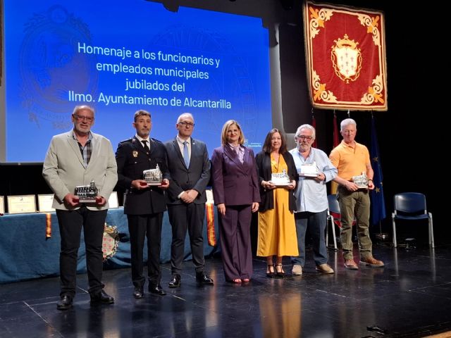 El Ayuntamiento homenajea a los funcionarios jubilados, empleados ejemplares y policías locales el día de su patrón