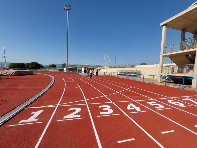 Renovada la pista de atletismo del polideportivo Manuel Ruiz Pérez de Alcantarilla