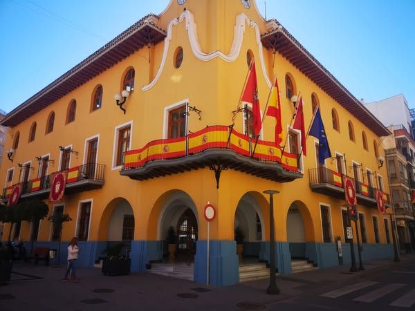 La alcaldesa dicta un Bando para que los alcantarilleros engalanen sus balcones con la bandera de España