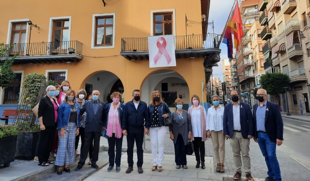 Un lazo rosa y una marcha por la esperanza para visibilizar la lucha contra el cáncer de mama