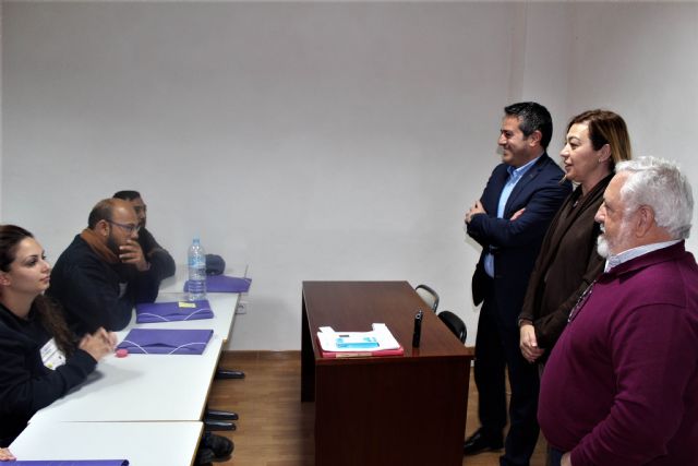 La directora general del SEF y el alcalde de Alcantarilla, visitan el programa mixto de empleo y formación sobre limpieza en espacios abiertos e instalaciones industriales desarrollado por la Obra Social Marista