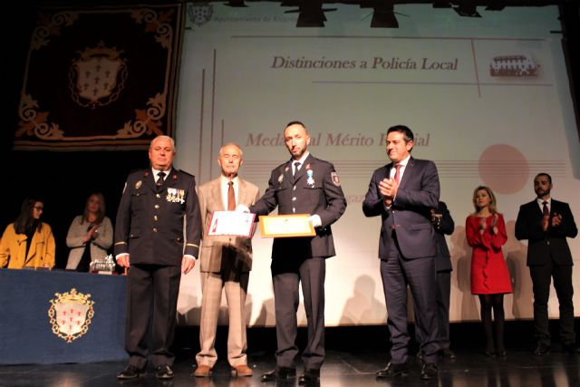 El Ayuntamiento de Alcantarilla tributa homenaje a los empleados municipales jubilados y fallecidos. Y realiza la entrega de distinciones al Cuerpo de la Policía Local, dentro de los actos conmemorativos del Patrón