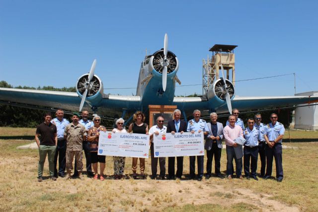 AFADE Alcantarilla y Caritas Castrenses, reciben las veinte mil sonrisas que desde la Base Aérea de Alcantarilla les llega de la última Carrera Popular