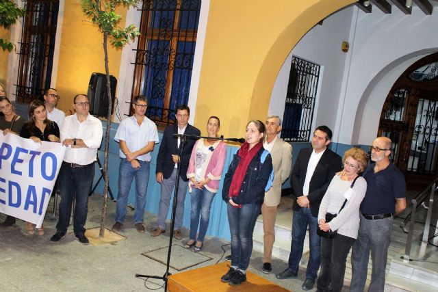 Cientos de personas en la manifestación contra la violencia, organizada por el Ayuntamiento de Alcantarilla, tras la agresión sufrida por una monitora del servicio de comedor del Colegio Ntra. Sra. de la Asunción