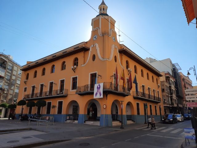 El Ayuntamiento instala un lazo morado como símbolo del compromiso en la lucha contra la violencia de género