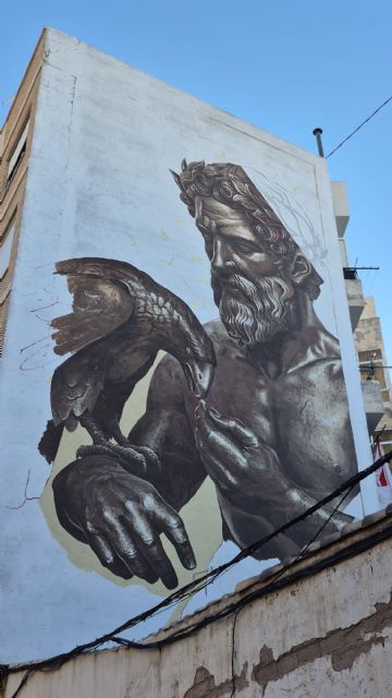 Cinco artistas urbanos pintan sus murales en las calles de Alcantarilla durante el festival de arte urbano Octubre Joven