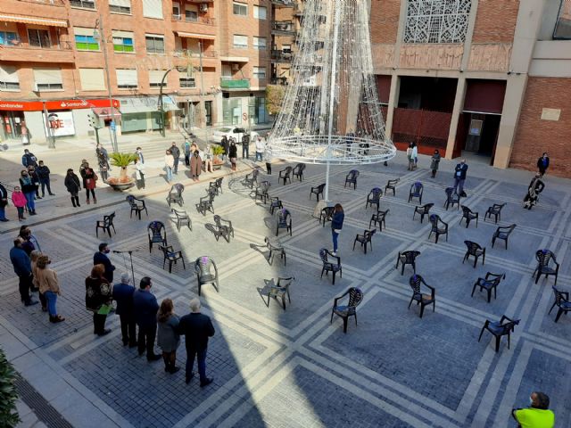 Alcantarilla muestra su rechazo a la violencia de género con 41 sillas que simbolizan a las víctimas mortales