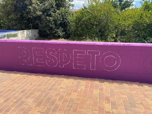 Alcantarilla dedica un mural con los colores del arco iris a recordar los derechos y valores del colectivo LGTBI