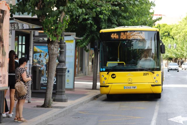 El Ayuntamiento mantiene el descuento de 7 euros por cada recarga de los bonos de transporte público para estudiantes
