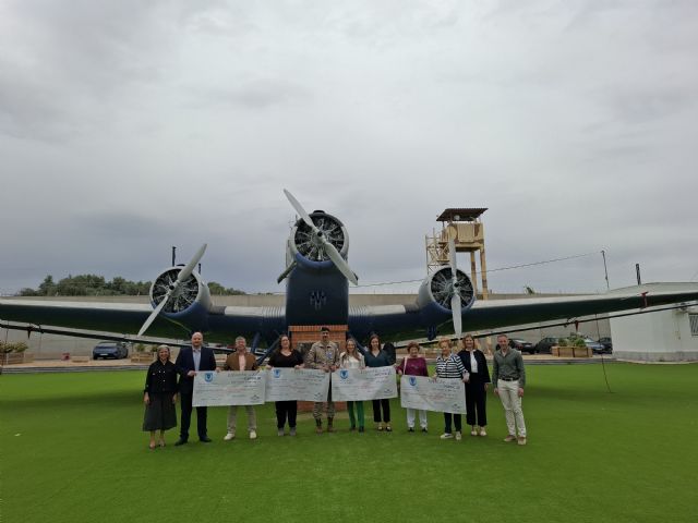 la Base Aérea de Alcantarilla reciben sus cheques