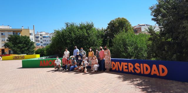 Alcantarilla conmemora el Día del Orgullo LGTBI con la finalización del mural arco iris de 75 metros de longitud