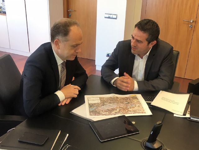 El alcalde de Alcantarilla, Joaquín Buendía, se reunió con el presidente de ADIF, Juan Bravo, para tratar sobre el ferrocarril a su paso por nuestra ciudad