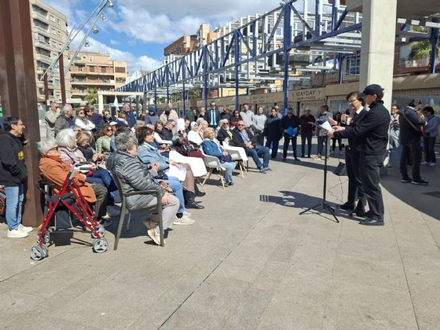 Alcantarilla clama 'no a la guerra' en una concentración ciudadana por la paz
