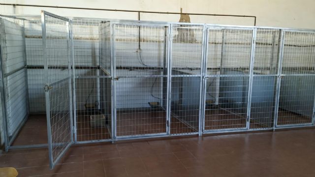 El Ayuntamiento construye una zona canina junto a la Policía Local para la custodia de mascotas perdidas o abandonadas