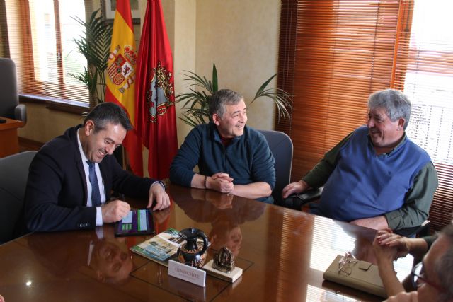 El Ayuntamiento renueva los convenios con los comerciantes de las plazas de abastos de San Pedro y Campoamor